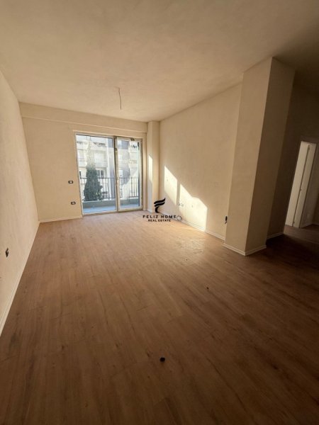 Tirane, jepet me qera zyre Kati 3, 100 m² 1.200 € (KOMUNA E PARISIT)