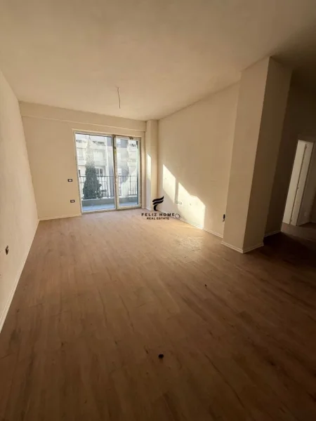 Tirane, jepet me qera zyre Kati 3, 100 m² 1.000 € (KOMUNA E PARISIT)