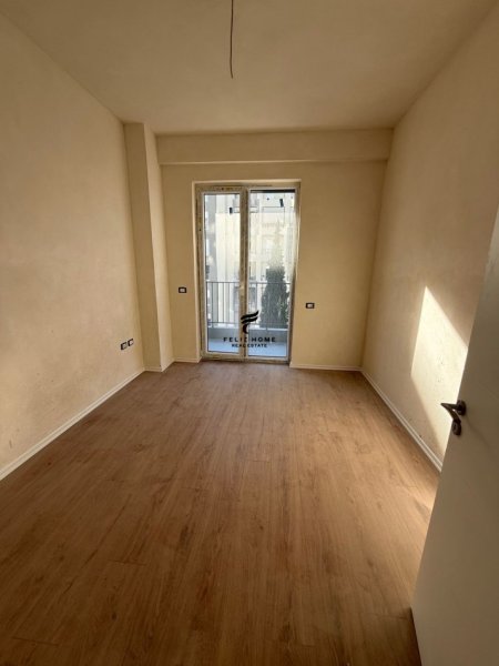 Tirane, jepet me qera zyre Kati 3, 100 m² 1.200 € (KOMUNA E PARISIT)