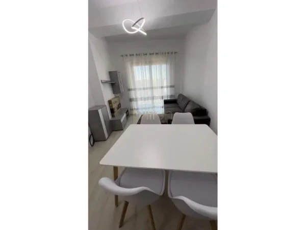 Tirane, jap me qera apartament 2+1 , 570 € 