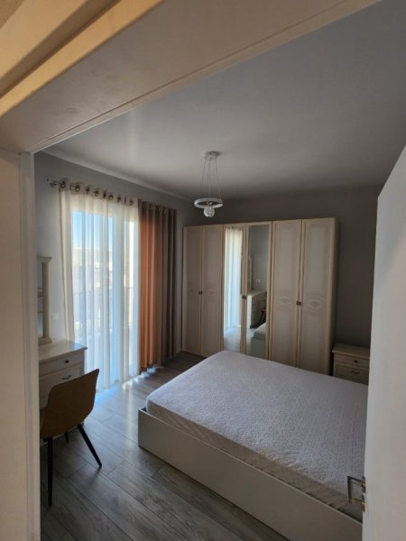 Tirane, jepet me qera apartament 1+1+Ballkon Kati 5, 70 m² 750 € (KOMUNA E PARISIT)