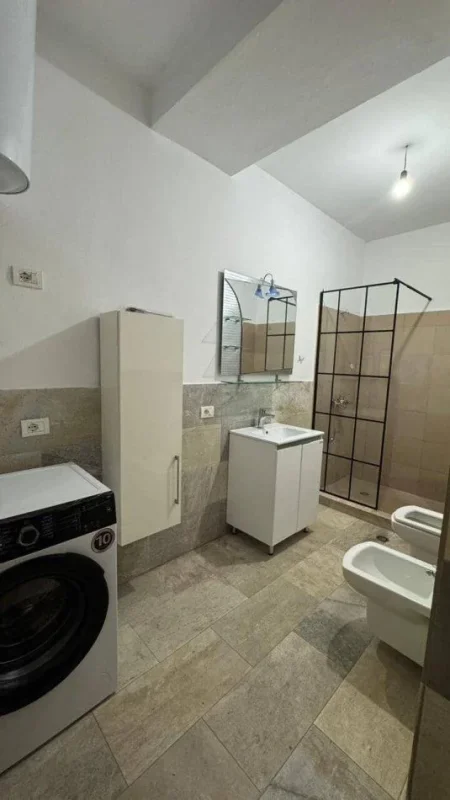 Tirane, jepet me qera apartament 2+1+Ballkon Kati 2, 120 m² 700 € (KRISTAL CENTER)