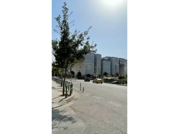 Tirane, jepet me qera apartament 2+1 , 650 € 