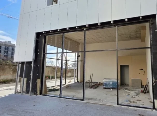 Tirane, jepet me qera zyre Kati 0, 57 m² 1.250 € (XHANFIZE KEKO)