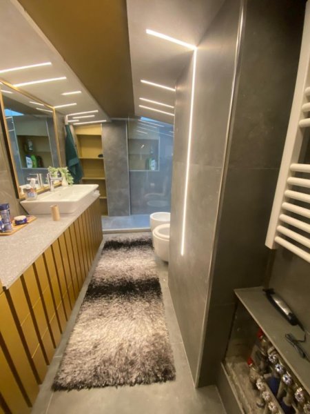 Tirane, jepet me qera apartament 3+1+Ballkon Kati 5, 150 m² 1.700 € (liqeni thate)