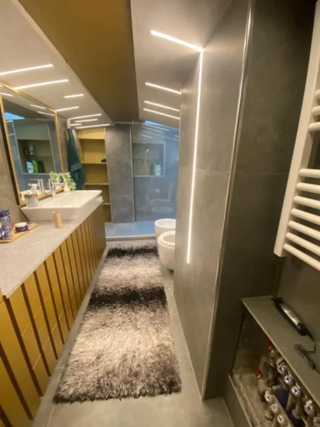 Tirane, jepet me qera apartament 3+1+Ballkon Kati 5, 150 m² 1.700 € (liqeni thate)