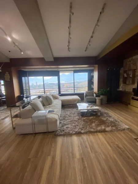 Tirane, jepet me qera apartament 3+1+Ballkon Kati 5, 150 m² 1.700 € (liqeni thate)