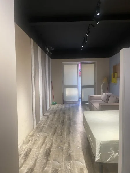 Tirane, jepet me qera magazine Kati 0, (Tek KESH -i) Cmimi : 250 €