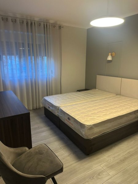 Tirane, jepet me qera apartament 1+1+Ballkon Kati 1, 67 m² 550 € (SHKOLLA E KUQE)