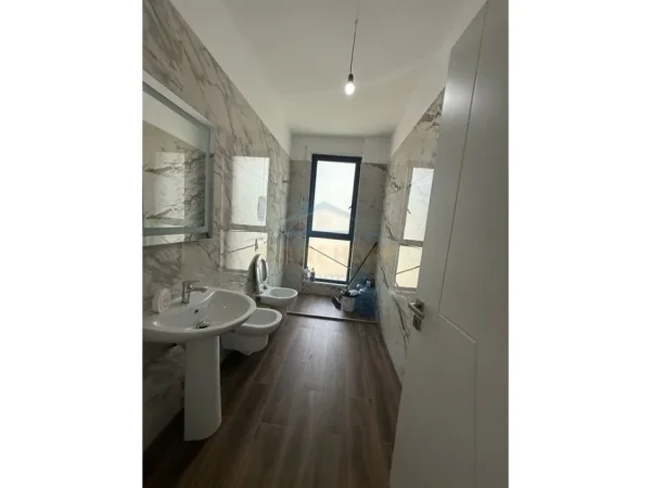 Tirane, jepet me qera zyre Kati 8, 138 m² 728 € 