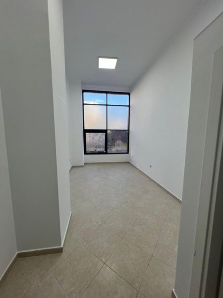 Tirane, jepet me qera zyre Kati 1, 26 m² 450 € (RRUGA E ELBASANIT)