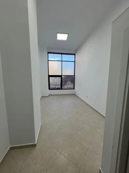 Tirane, jepet me qera zyre Kati 1, 26 m² 450 € (RRUGA E ELBASANIT)