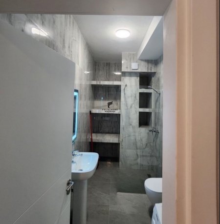 Tirane, jepet me qera apartament 1+1 Kati 5, 70 m² 730 € (KOMUNA E PARISIT)