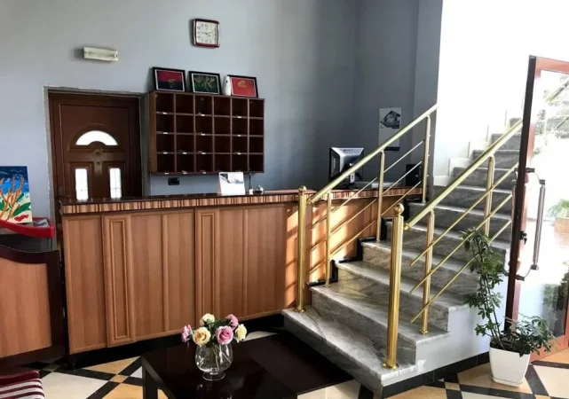 Fier, jepet me qera hotel , 950 m² 3.000 € 