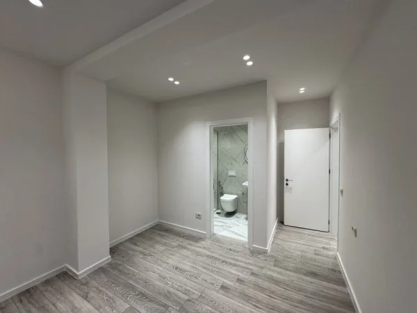 Tirane, jepet me qera zyre Kati 14, 104 m² 1.100 € (MINE PEZA)