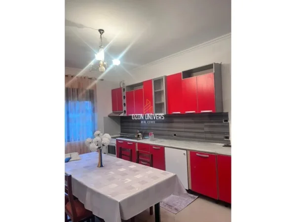 Tirane, jepet me qera apartament 2+1+Ballkon Kati 2, 110 m² 520 € (Selitë, Tiranë)