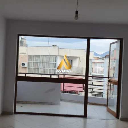Tirane, jepet me qera apartament 2+1+Ballkon Kati 8, 120 m² 350 € (kole koci)