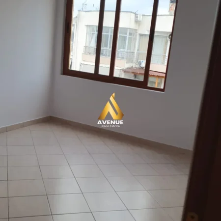 Tirane, jepet me qera apartament 2+1+Ballkon Kati 8, 120 m² 350 € (kole koci)