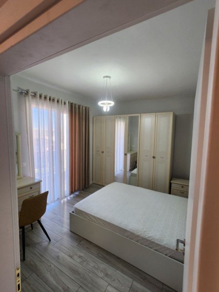 Tirane, jepet me qera apartament 1+1+Ballkon Kati 5, 70 m² 750 € (KOMUNA E PARISIT)
