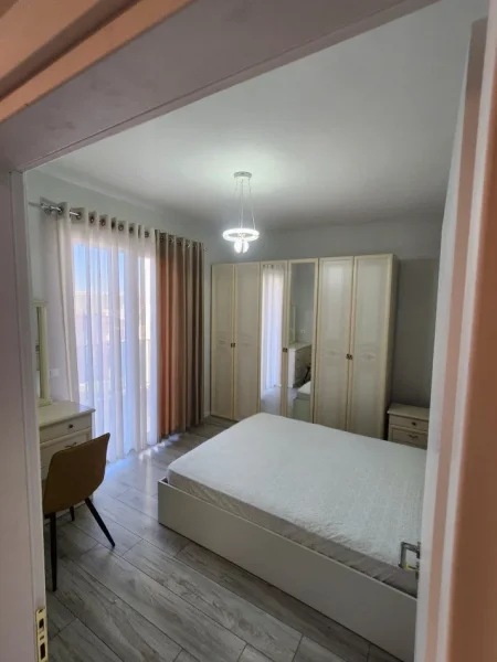 Tirane, jepet me qera apartament 1+1+Ballkon Kati 5, 70 m² 750 € (KOMUNA E PARISIT)