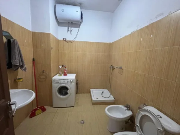 Tirane, jepet me qera apartament 2+1 Kati 1, 100 m² 500 € (Rruga Albanopoli)