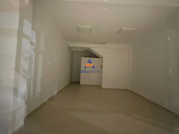 Tirane, jepet me qera ambjent biznesi Kati 0, 220 m² 2.289 € 