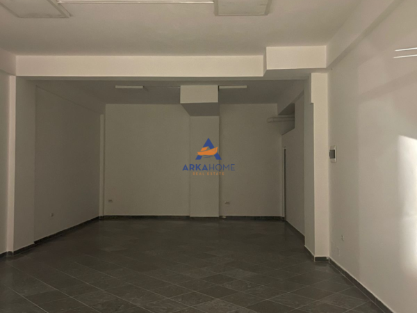 Tirane, jepet me qera ambjent biznesi Kati 0, 220 m² 2.289 € 