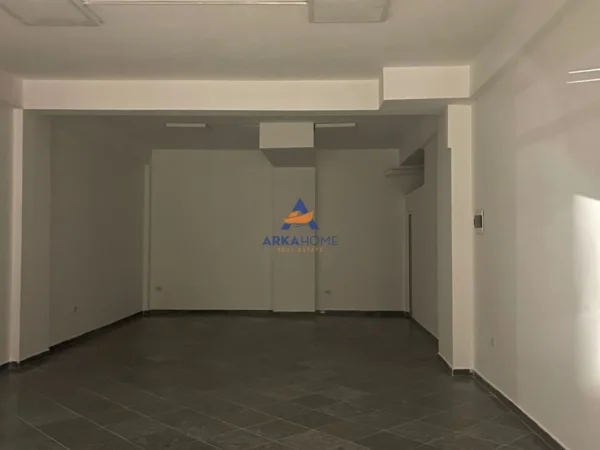 Tirane, jepet me qera ambjent biznesi Kati 0, 220 m² 2.289 € 