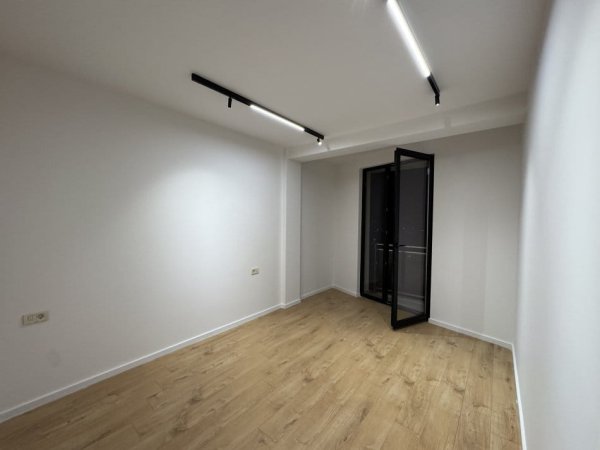 Tirane, jepet me qera zyre Kati 12, 94 m² 1.000 € (Rruga Mine Peza)