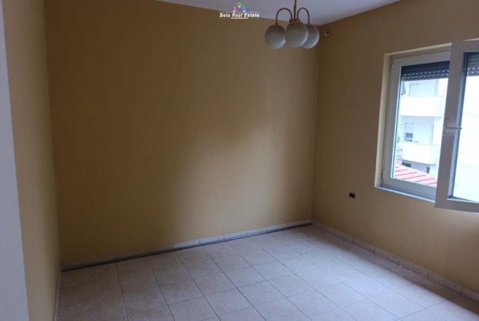 Tirane, jepet me qera zyre Kati 3, 92 m² 800 € (Rruga e Kavajes)