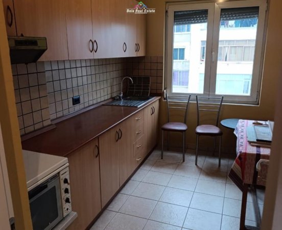 Tirane, jepet me qera zyre Kati 3, 92 m² 800 € (Rruga e Kavajes)