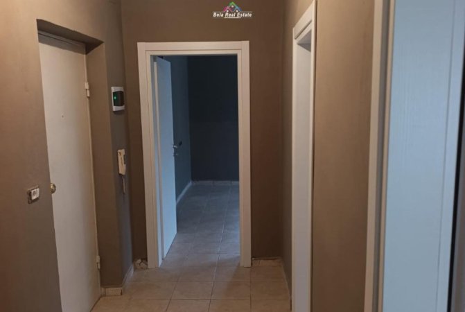 Tirane, jepet me qera zyre Kati 3, 92 m² 800 € (Rruga e Kavajes)