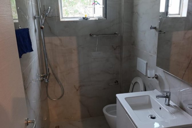 Tirane, jepet me qera zyre Kati 3, 92 m² 800 € (Rruga e Kavajes)