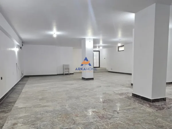 Tirane, jepet me qera ambjent biznesi Kati -1, 200 m² 3.121 € 