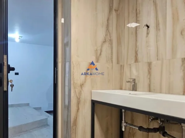 Tirane, jepet me qera ambjent biznesi Kati -1, 200 m² 3.121 € 