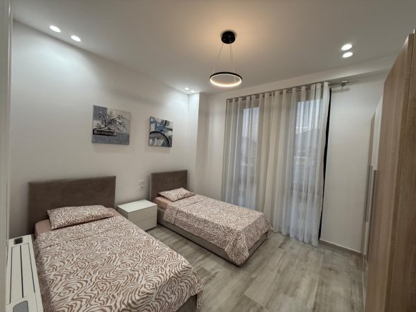 Tirane, jepet me qera apartament 2+1+2 +post parkimi  Kati 4, 100 m² 1.500 €