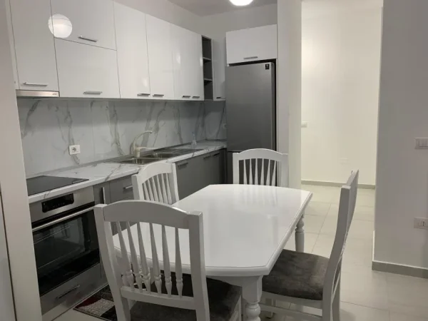 Tirane, jepet me qera apartament 2+1+Ballkon Kati 7, 100 m² 700 € (Rruga Mergimi)