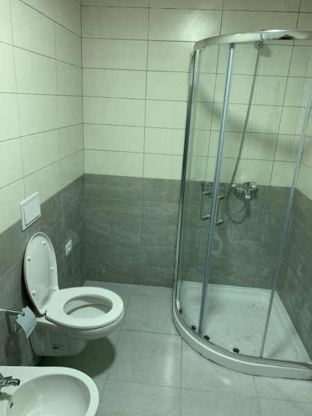 Tirane, jepet me qera apartament 2+1+Ballkon Kati 7, 100 m² 700 € (Rruga Mergimi)