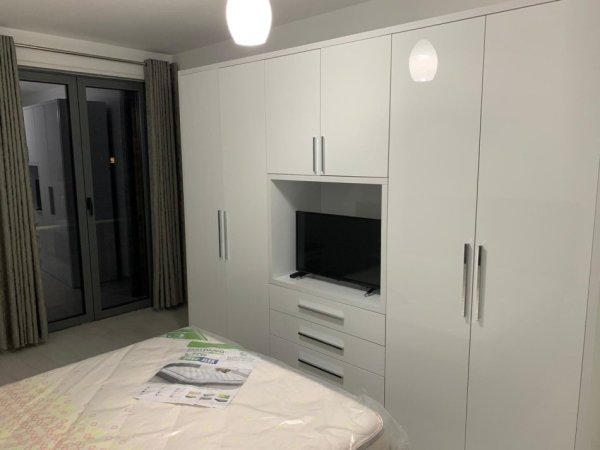 Tirane, jepet me qera apartament 2+1+Ballkon Kati 7, 100 m² 700 € (Rruga Mergimi)