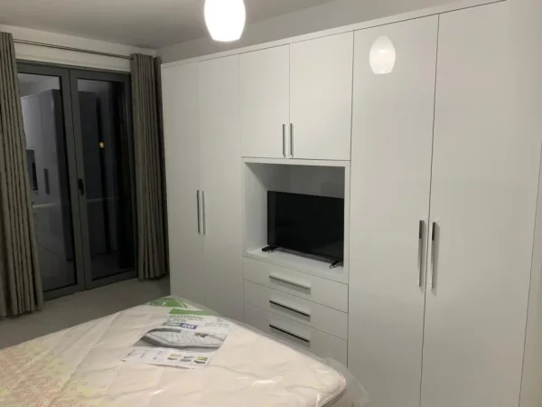 Tirane, jepet me qera apartament 2+1+Ballkon Kati 7, 100 m² 700 € (Rruga Mergimi)