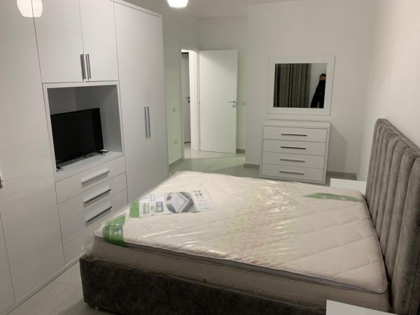 Tirane, jepet me qera apartament 2+1+Ballkon Kati 7, 100 m² 700 € (Rruga Mergimi)