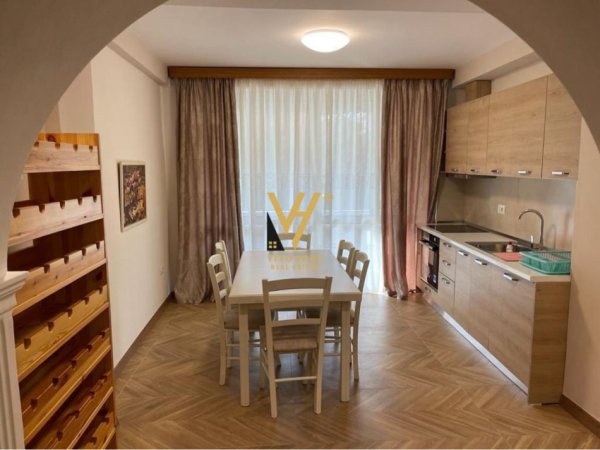 Tirane, jepet me qera apartament 2+1+Ballkon Kati 2, 120 m² 750 € (MOZAIKU)