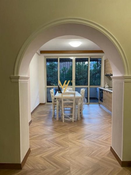 Tirane, jepet me qera apartament 2+1+Ballkon Kati 2, 120 m² 750 € (MOZAIKU)