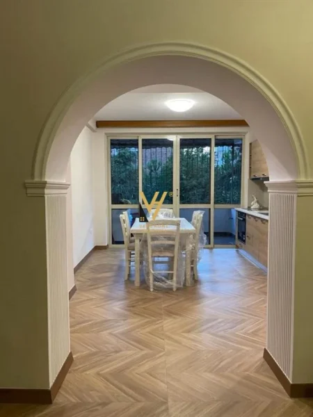 Tirane, jepet me qera apartament 2+1+Ballkon Kati 2, 120 m² 750 € (MOZAIKU)