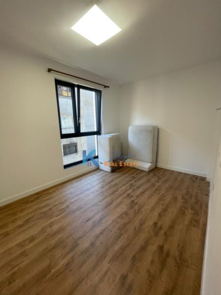 Tirane, jap me qera zyre Kati 3, 20 m² 400 € (Ne rruge kryesore te Rruga e Elbasanit)