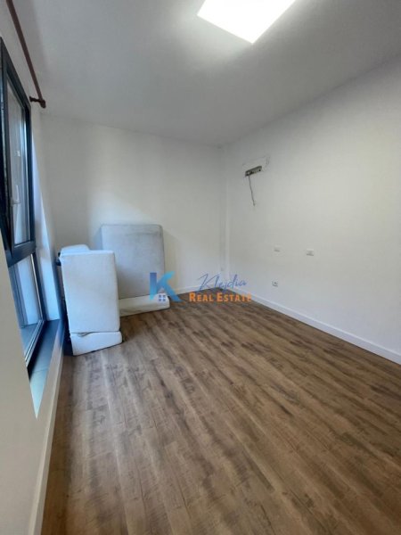 Tirane, jap me qera zyre Kati 3, 20 m² 400 € (Ne rruge kryesore te Rruga e Elbasanit)
