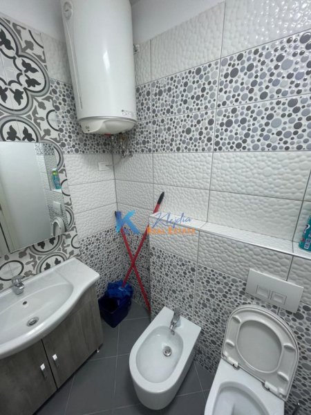 Tirane, jap me qera zyre Kati 3, 20 m² 400 € (Ne rruge kryesore te Rruga e Elbasanit)