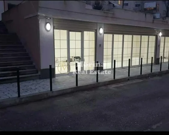 Tirane, jepet me qera ambjent biznesi Kati 0, 100 m² 700 € (Rruga Peti)