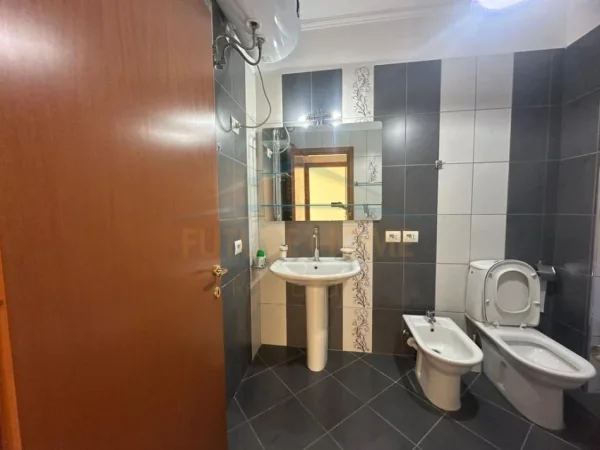 Tirane, jepet me qera zyre Kati 5, 109 m² 800 € (9-Kateshet , Qender)