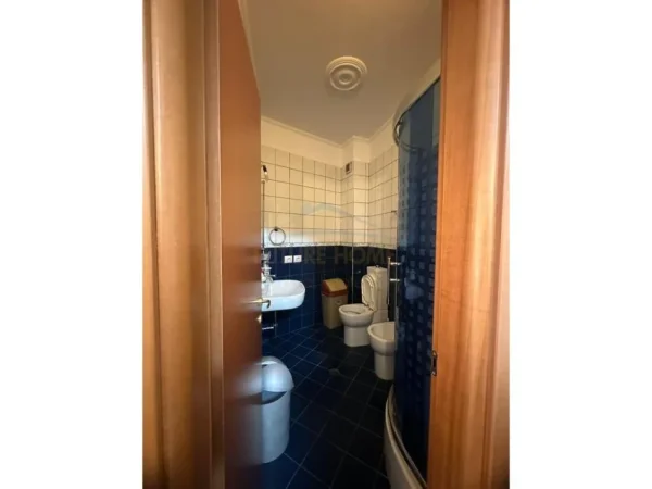 Tirane, jepet me qera zyre Kati 5, 109 m² 800 € (9-Kateshet , Qender)